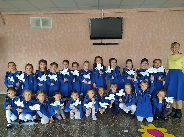 У Черкасах діти виготовили сотні голубів миру, аби закликати світ продовжувати допомагати Україні
