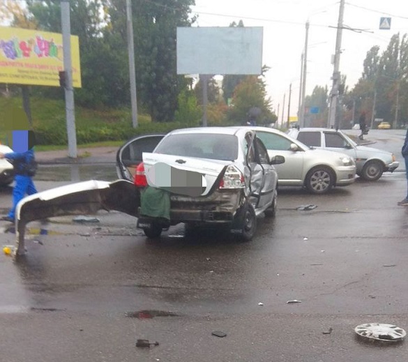 Масштабна аварія сталася в Черкасах: зіштовхнулися п'ять автомобілей (ФОТО)