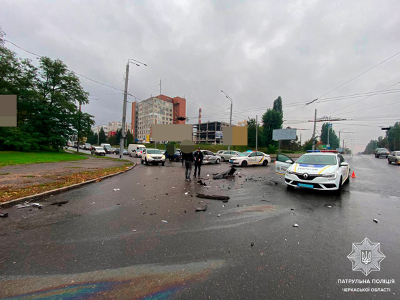 Розбито декілька авто: на водійку, яка спричинила ДТП у Черкасах, склали протокол (ФОТО)