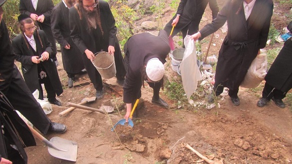 В Умані  в районі паломництва розкопали людські кістки (ВІДЕО)