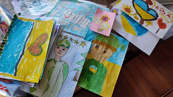 У Черкасах діти створюють малюнки для захисників (ФОТО)