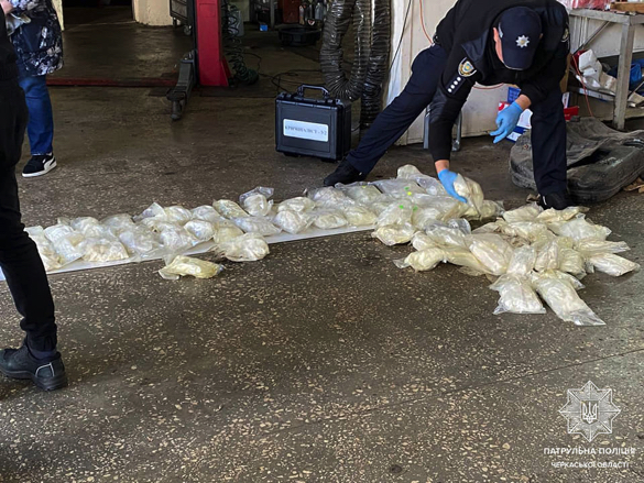 У Черкасах працівник СТО знайшов у автомобілі 65 пакетів із наркотиками (ФОТО)