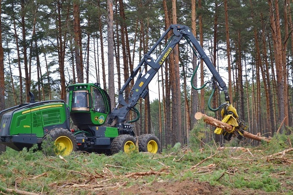 Звалює дерева та обрізає сучки: на Черкащині лісівники купили механічного лісоруба