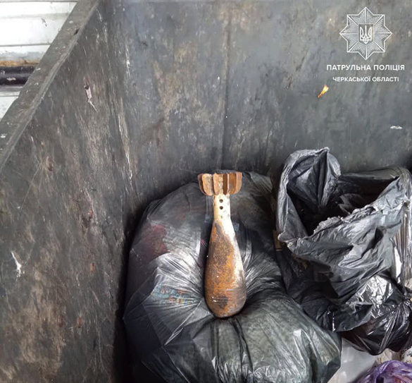 У сміттєвому контейнері в Черкасах знайшли вибухонебезпечний предмет (ФОТО)