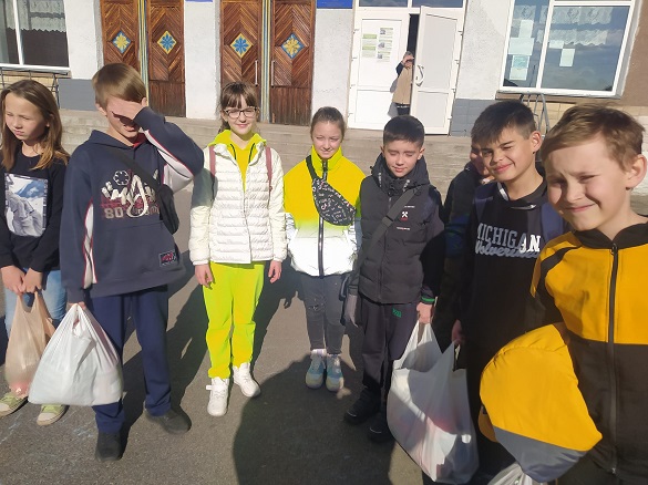 Черкаські учні зібрали корм та лежаки для безпритульних тварин