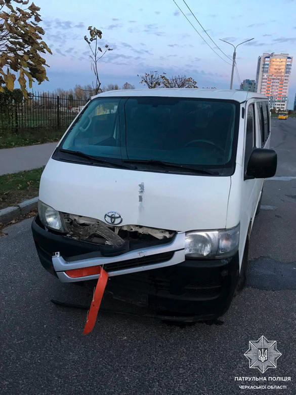 У Черкасах водій мікроавтобуса збив чоловіка на самокаті (ФОТО)