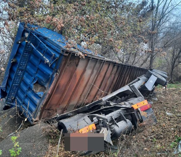 На трасі Київ - Одеса внаслідок аварії перекинулася вантажівка (ФОТО)