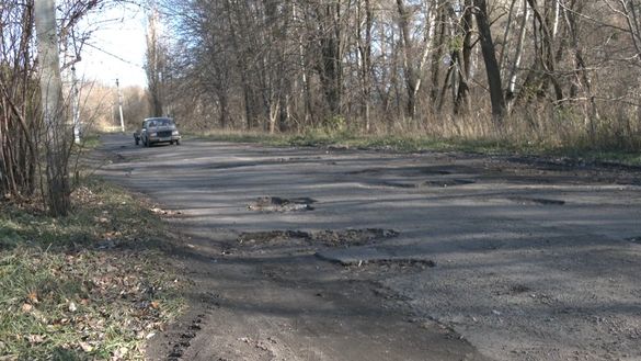 Маневри між ямами: на Черкащині дорога до туристичних місць у жахливому стані