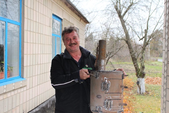 У селі на Черкащині чоловік виготовляє буржуйки для військових