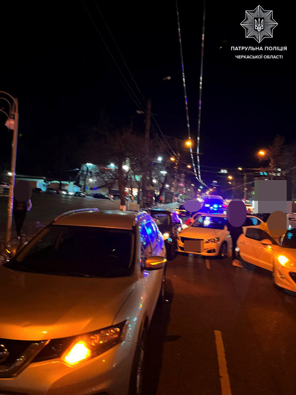 Через водійку напідпитку в Черкасах сталася ДТП за участю декількох машин (ФОТО)