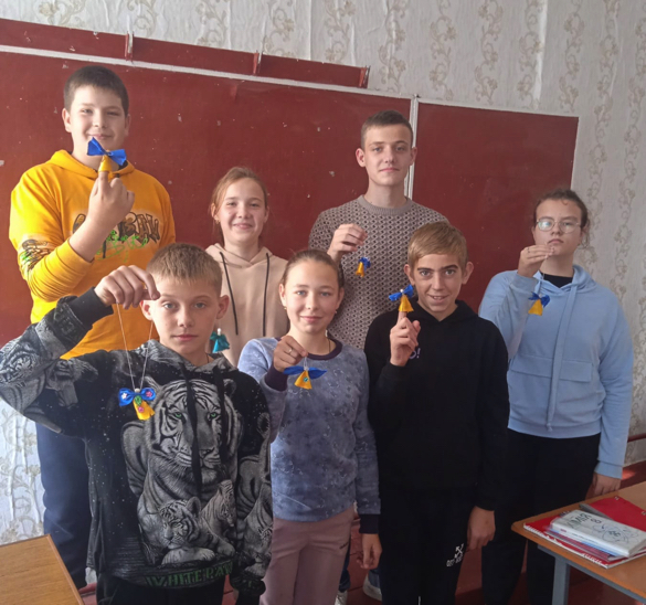 Діти з Черкащини роблять обереги для ЗСУ