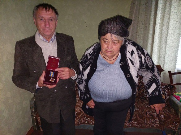 На Черкащині батькам загиблого захисника вручили нагороду сина