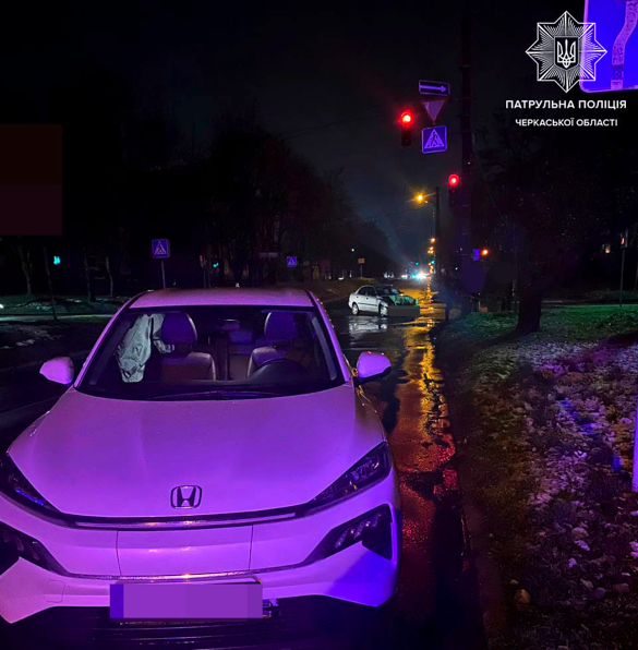 Водій автомобіля Honda протаранив інше авто в Черкасах (ФОТО)