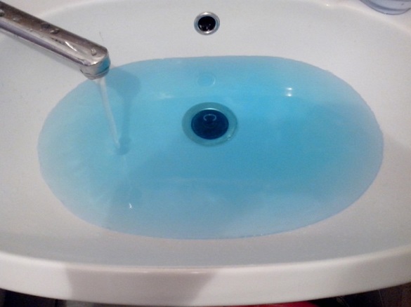 Черкащанам пояснили, чому з кранів може текти вода блакитного кольору