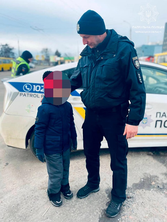 Патрульні в Черкасах повернули додому 6-річного хлопчика