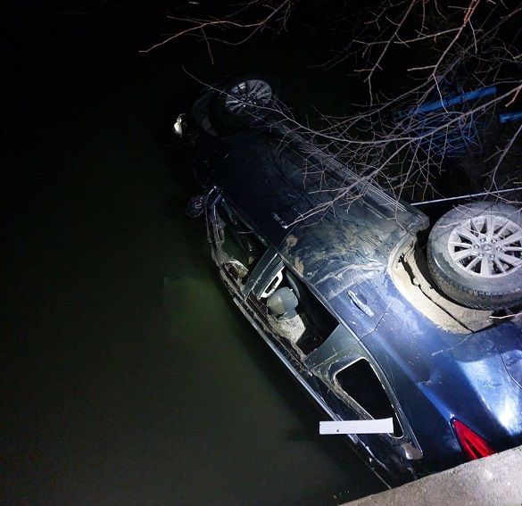 Смертельна аварія: на Черкащиній водій з'їхав з мосту в річку (ФОТО)