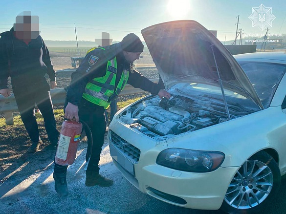 Правоохоронці на Черкащині допомогли водієві, в якого зламався автомобіль
