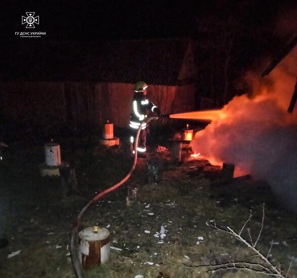 На Черкащині під час пожежі господар будинку отримав опіки