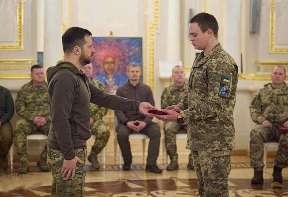 Зеленський нагородив черкащанина, який зберіг українські позиції під натиском ворога