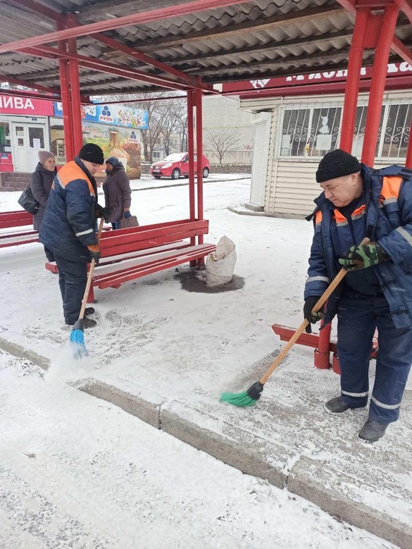 Близько 200 комунальників у Черкасах прибирають місто від снігу (ФОТО)