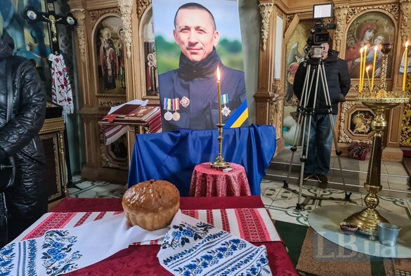 На колінах: із загиблим на війні Олегом Собченком попрощалися на Черкащині (ФОТО)