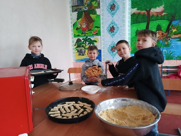 Черкаські учні роблять печиво та окопні свічки для військових