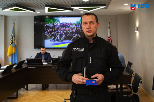 Черкаського поліцейського відзначили нагрудним знаком