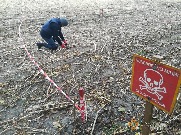На Звенигородщині піротехніки знищили чотири міни