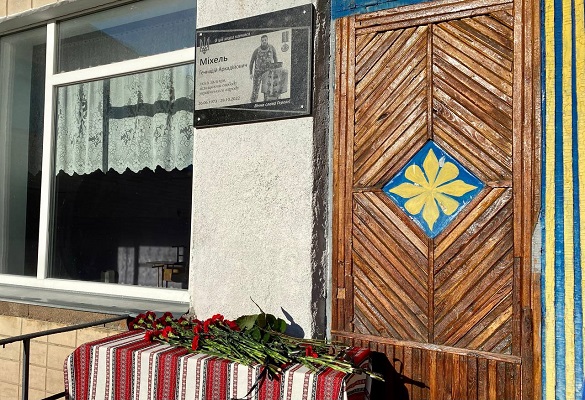 На фасаді черкаської школи з'явилась меморіальна дошка на честь захисника