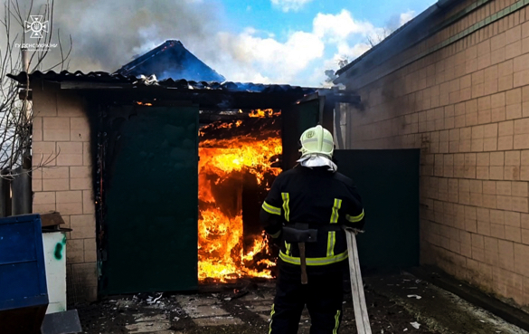 На Уманщині рятувальники ліквідували пожежу в гаражі