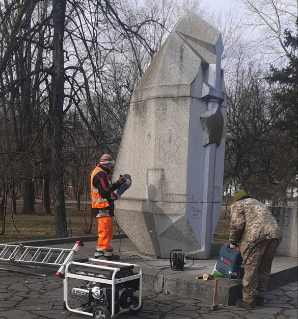 У Черкасах розпочали демонтувати пам’ятник чекістам (ФОТО)
