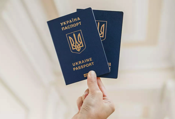 Закордонні паспорти українців з різною транслітерацією не анулюватимуть