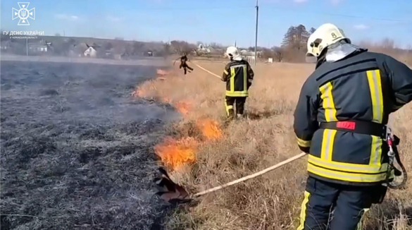 Рятувальники Черкащини ліквідували чотири пожежі сухої рослинності