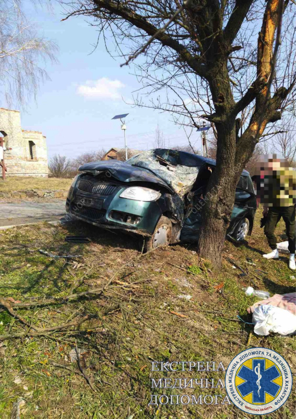На Черкащині автомобіль в’їхав у дерево: травмованих доправили до лікарні (ФОТО)