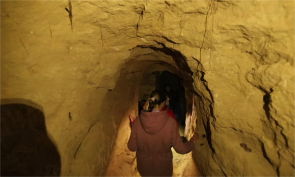 Черкащанин показав підземні ходи колишнього монастиря (ВІДЕО)