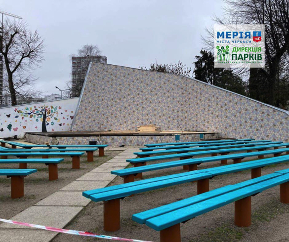 У черкаському парку ремонтують сцену (ФОТО)