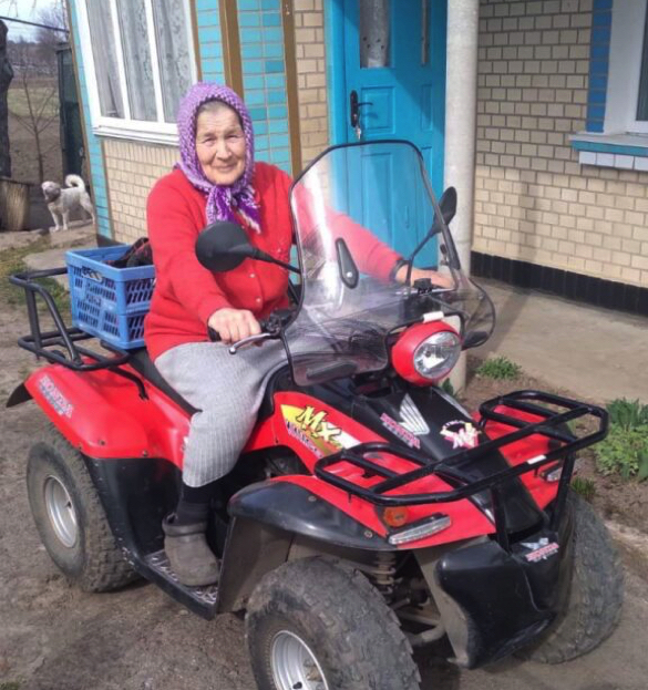 72-річна бабуся з Черкащини їздить у справах на квадроциклі (ФОТО)