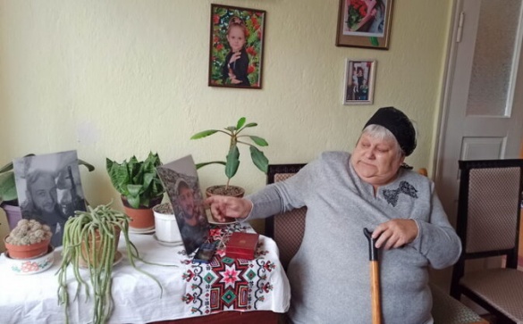 У Тальнівській громаді матері загиблого медика передали нагороду її сина