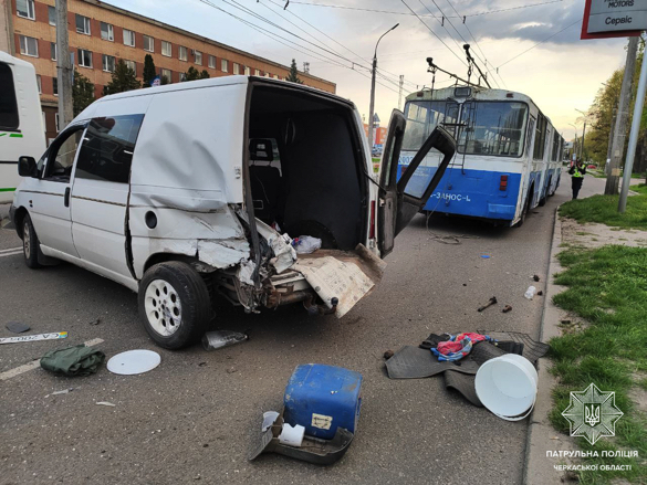 У Черкасах сталася ДТП за участю тролейбуса (ФОТО)