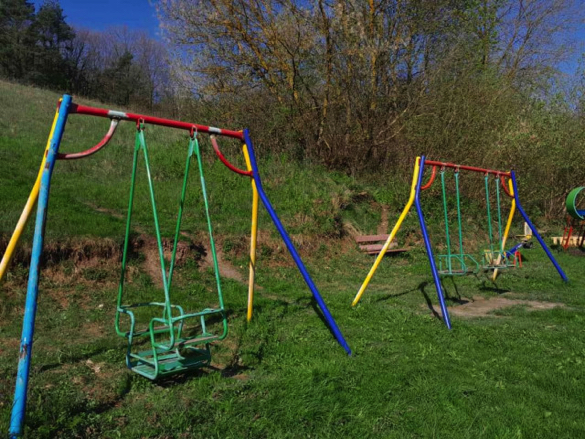 У Каневі відремонтували дитячий майданчик (ФОТО)