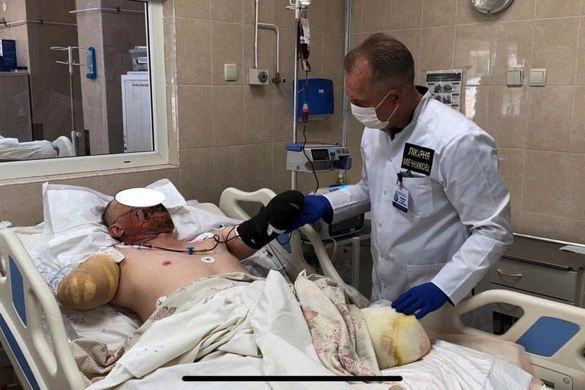 Потрібна допомога: лікарі рятують воїна з Черкас, який втратив руки і ногу