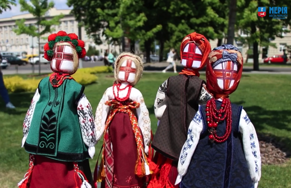 У Черкасах представили виставку українських вишитих костюмів