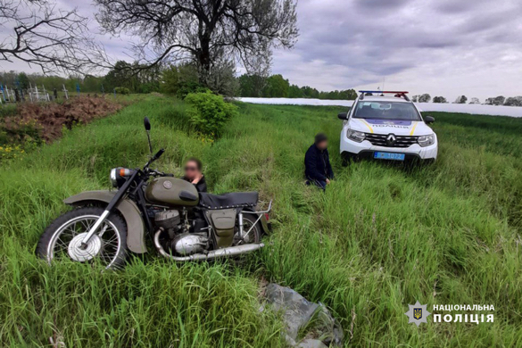 На Черкащині п'яний мотоцикліст тікав від поліцейського та в'їхав у канаву