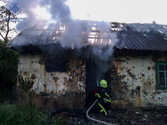 Рятувальники гасили пожежу в надвірній споруді на Черкащині
