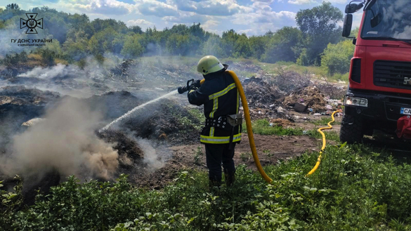 Рятувальники Черкащини ліквідували дві пожежі на сміттєзвалищах