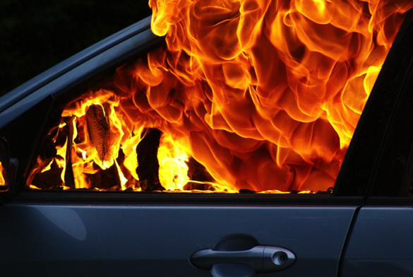 У Черкасах патрульні та вогнеборці загасили авто, що палало (ВІДЕО)