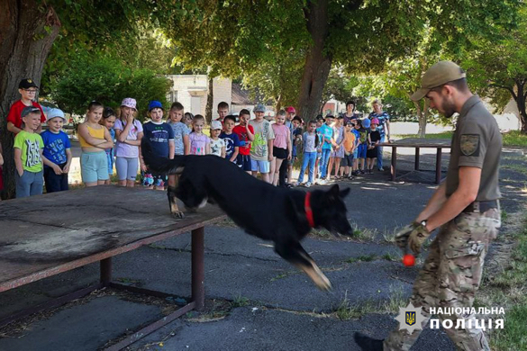 У Черкасах поліцейські кінологи показали дітям, як тренують собак (ФОТО)