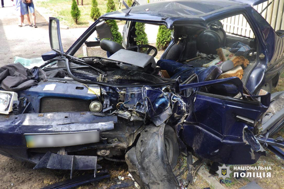 Автівку зім'яло: правоохоронці встановлють обставини ДТП на Золотоніщині (ФОТО)