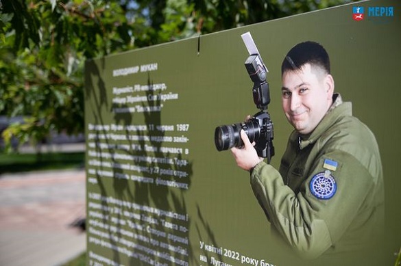 У центрі Черкас розмістили фотовиставку робіт загиблого військового (ФОТО)