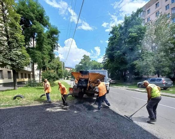 Черкаські комунальники підлатали декілька аварійних доріг (ФОТО)